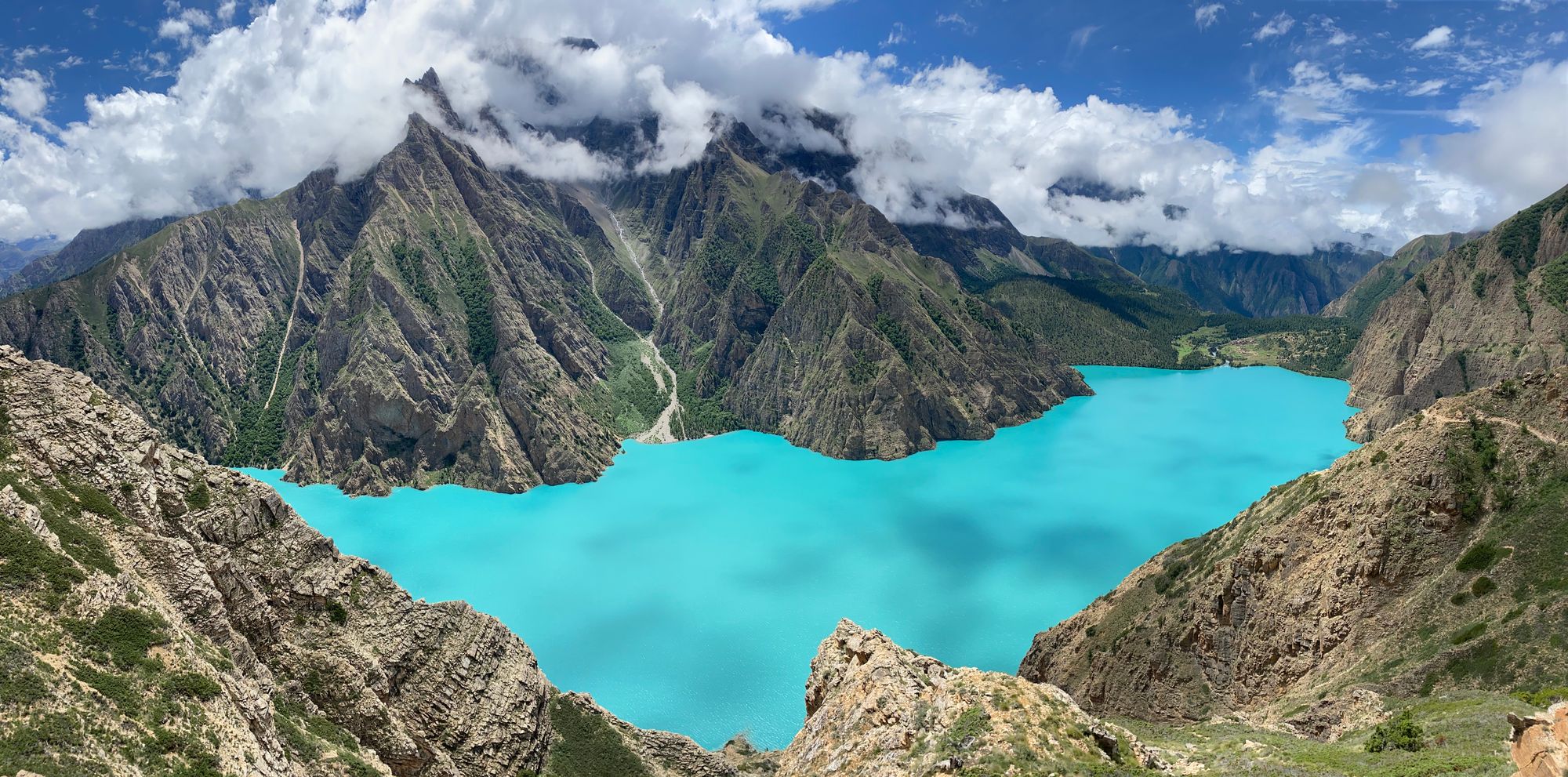 <em><em>Phoksundo jezero. Ta modrá je opravdu takto modrá. Jedno z nejkrásnějších jezer celého Nepálu.</em></em>
